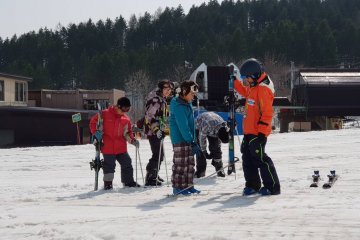ครูสอนตั้งแต่วิธีใส่สกี วิธีจับไม้สกี การเคลื่อนที่และทรงตัวบนสกี ไปจนถึงการเบรค