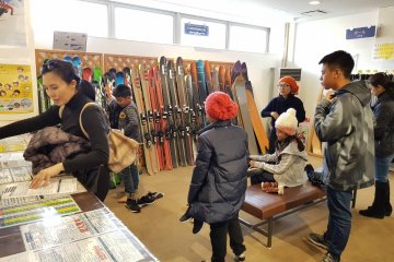 ที่โรงเรียนสอนเล่นสกีมีบริการให้เช่าสกีและชุดสกี ไปตัวเปล่าก็เล่นสนุกได้