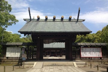 <p>มิยาซากิ จินกุ ศาลเจ้าที่เก่าแก่ที่สุดของเมือง ตั้งอยู่ใกล้กับเกสต์เฮาส์</p>
