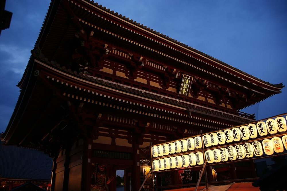 Cổng Hozomon của đền Sensoji vào buổi chạng vạng