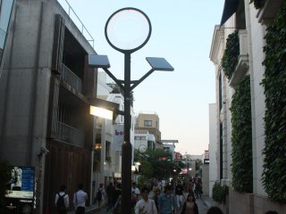 Những cột đèn hình chữ O dọc con phố. Tôi thấy nó khá là một cách hay để tìm lại được nơi tôi bắt đầu. Phao cứu sinh cho những ai dễ dàng lạc (như tôi).