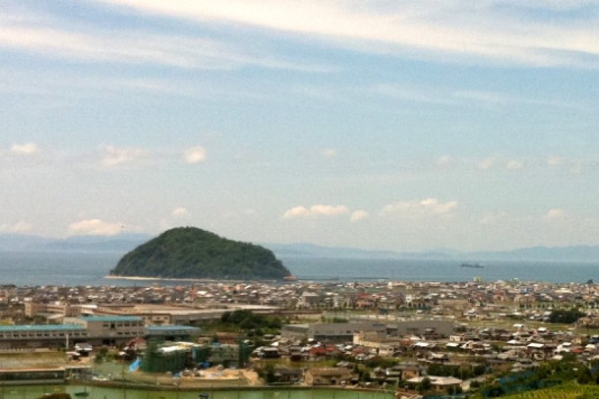 Остров Касима находится недалеко от северного берега Мацуямы