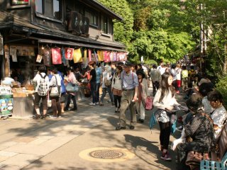 Có rất nhiều cửa hàng truyền thống trong khuôn viên chùa. Đây là những địa điểm tuyệt vời để thử món ăn nhẹ và bánh ngọt Nhật Bản truyền thống. 