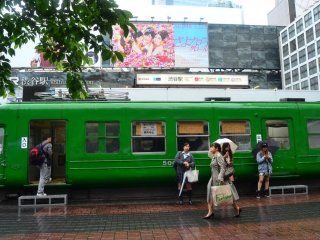 รถไฟคันแรกของโตเกียว โคะคิว รุ่น 5000 ผลิตในปี 1954 และจอดโชว์อยู่ที่นี่ตั้งแต่ปี 2006 ผู้คนที่นี่ตั้งชื่อให้ว่า กบสีเขียว