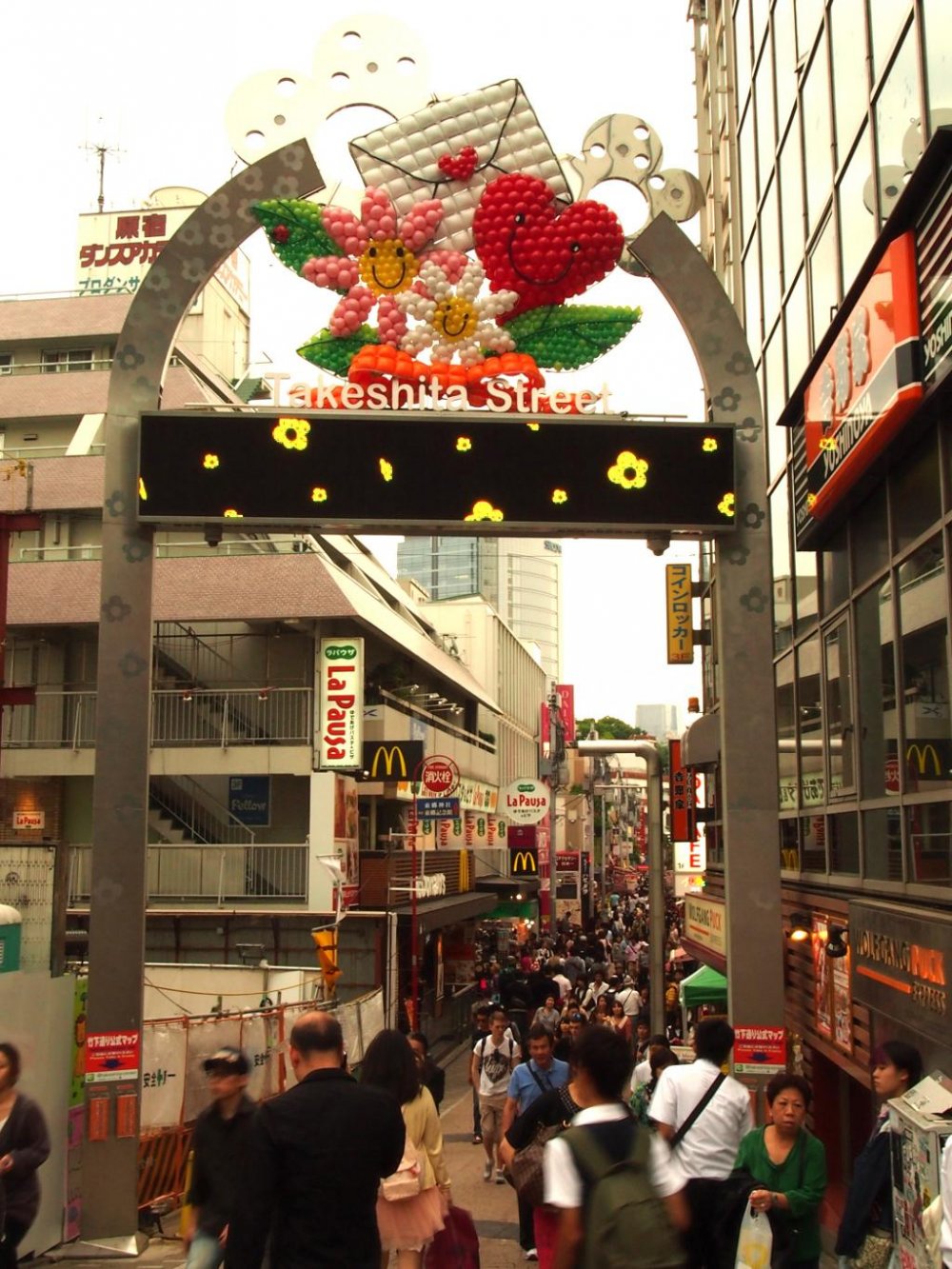Takeshita Street melayani kerumunan remaja yang selalu mencari hal-hal baru untuk dicoba
