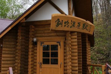 JR Hokkaido's Kushiro Shitsugen log cabin station