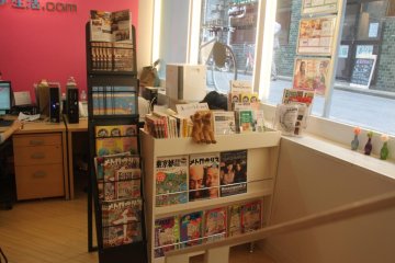 Magazines and books available for browsing while waiting for your contact. About half the people who enter come to use to facilities of Incubar, the other half come on rental business.