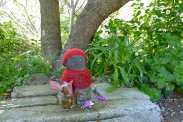 A small Jizo statue (relatively new) sitting near the sign of “Panorama-dai”