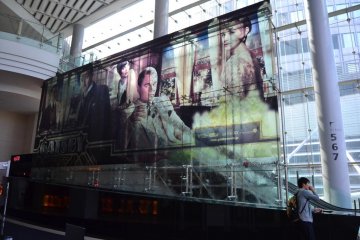<p>Огромный постер &quot;Великого Гетсби&quot; на стекле, которое разделяет вестибюль кинотеатра Тохо.</p>