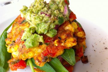 Sweetcorn fritter with roasted tomatoes, spinach & bacon topped with avocado, ¥1,400