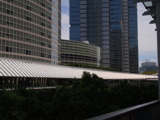 The flea market is located at Shinagawa Intercity, the curved building in the middle of the picture. There is a link direct to the building from the station so there is no need to go down the escalator. Just turn right upon exiting the station.