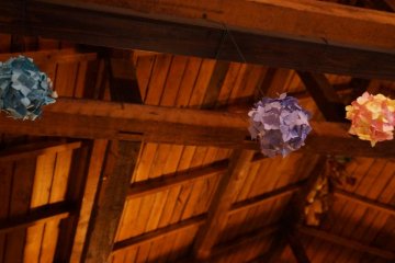 The cafe was named "mois" ("month" in French) in the hopes that visitors could enjoy each to the fullest in the cafe. In June, paper hydrangea hung from the wooden beams.