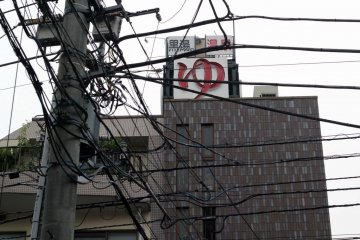 Look for the ゆ (yu) symbol, which indicates a bathhouse.