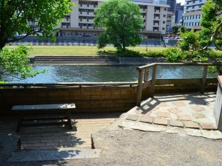 Khi bạn đang thưởng thức không gian xanh mát của khu tưởng niệm, hãy dành thời gian để ngồi lại, nghỉ ngơi và ngắm nhìn cảnh quan sông Kitakami.