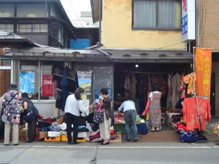 Bazar kimono bekas pakai.