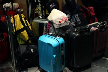จากการที่ถนนโตเกียวราเมนอยู่ที่สถานีโตเกียว จึงมักเห็นกระเป๋าเดินทางวางเรียงอยู่นอกร้านราเมน