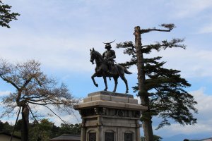 Памятник Датэ Масамунэ на горе Аоба