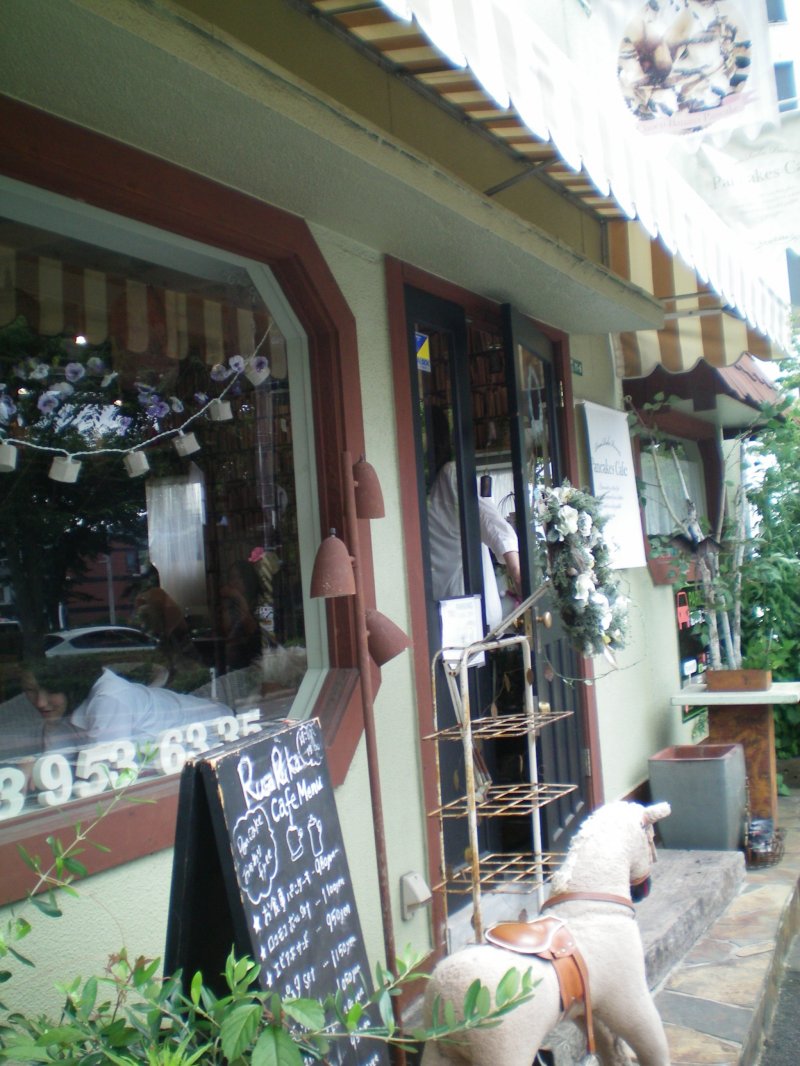 ด้านหน้าของร้านกาแฟแพนเค้กรุสะรุกะ