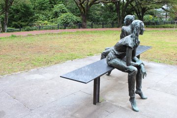 Скульптура девушек в парке