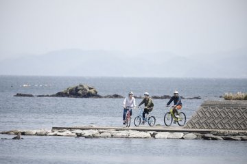 해변가 길에서 자전거 타기