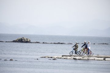 해변가 길에서 자전거 타기