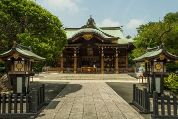 Rokugo-Jinja's main building is nicely decorated with plenty of gold leaf.
