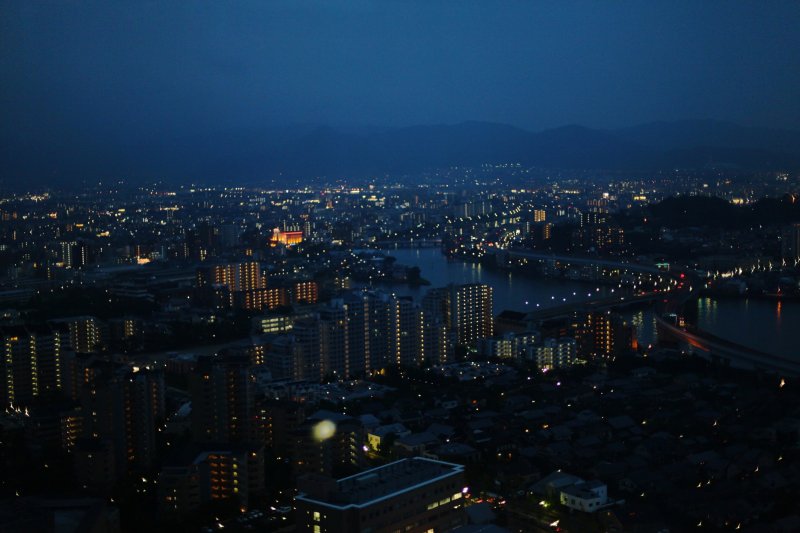 <p>เมืองฟุกุโอกะยามค่ำคืนนี่ดูสวยแปลกตาดีนะ</p>