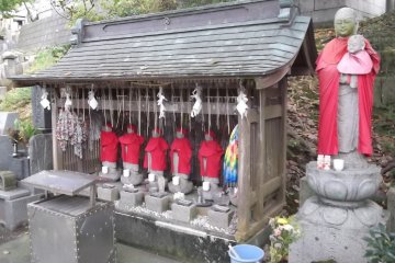 Rokujizo, six statues placed by the gate to protect travelers