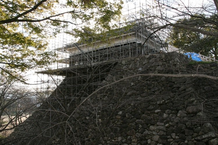 Kameyama Castle undergoing repairs