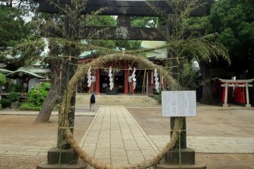 Another shimenawa (rope ring) with instructions on how to properly enter the sacred area