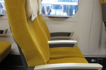 ที่นั่งสีเหลืองสดใส