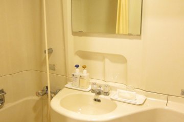 <p>ห้องน้ำสีขาวกระจ่างพร้อมอ่างอาบน้ำ</p>