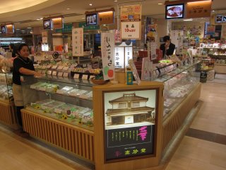Quầy bánh kẹo tại cửa hàng bách hóa Topico ở nhà ga JR Akita 