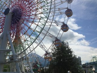 Bánh xe Ferris và Fuji? Niềm vui từ xung quanh!
