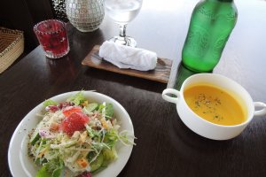 Salad and soup that comes with the baked curry set