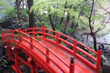 Красный мост - один из традиционных элементов сада