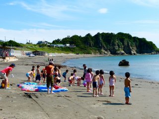 海に入る前に準備運動をする子供たち