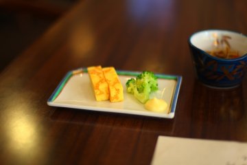 <p>ทามาโกะยากิ หรือ ไข่หวาน เสิร์ฟพร้อมมายองเนส</p>