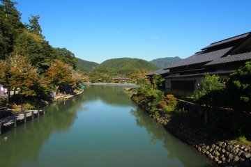 เทือกเขาอะระชิยะมะเป็นฉากหลังอันงดงาม 