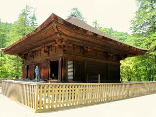 A l'intérieur du bâtiment principal du temple se trouvent 5 statues datant de l'époque Heian