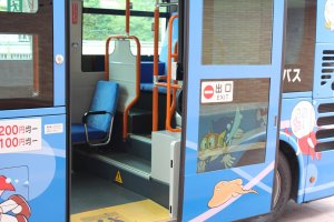 Dari Stasiun JR Noborito, naiki bis dengan tema karakter Doraemon. Tarifnya 200 yen sekali jalan.