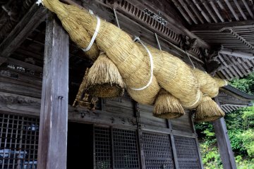 ชิเมะนะวะ (Shimenawa) หรือเชือกบอกอาณาเขต ใช้สำหรับพิธีกรรมในศาลเจ้าชินโต