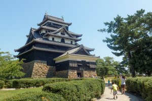 Donjon du château de Matsue, un des mieux conservés du pays, classé Trésor National.