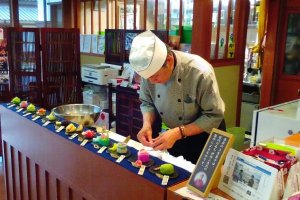 Monsieur Itami, grand maître pâtissier officiant au salon thé du Musée d'Histoire de Matsue.
