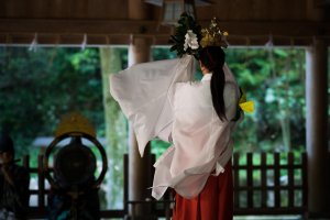 Danse sacrée de prêtresses au sanctuaire Miho-jinja, dans le vieux port de Mihonoseki. Chaque jour de l’année à 08:30 et 15:30.