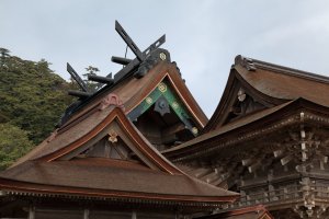 Toit emblématique du sanctuaire Izumo-taisha.