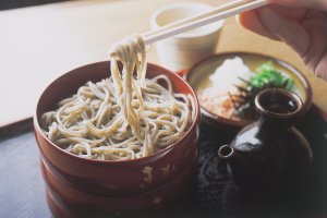 Quand on les mange froides, les Izumo sobas sont servies dans de petites assiettes "warigo" rouges empilées les unes sur les autres.