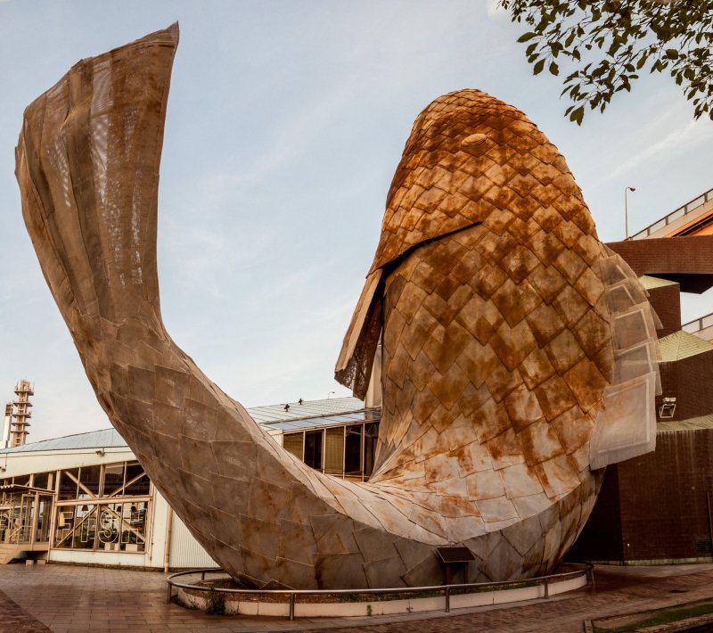 This giant mesh fish stands out the front of Cafe Fish! and depicts a dancing carp, designed by Frank O. Gehry.