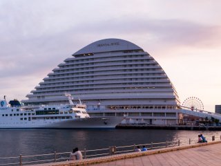 Oriental Hotel yang berukuran raksasa itu menjadi tempat singgah bagi kapal pesiar mewah Luminous Kobe 2 yang akan membawa Anda untuk pesiar singkat (sekitar 2 jam lebih) mengelilingi Laut Pedalaman Seto saat matahari terbenam