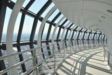 Panoramic views of Tokyo from the circular viewing deck 